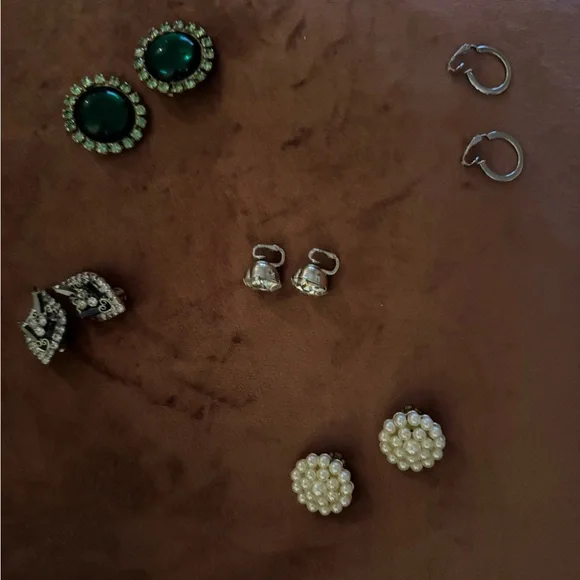 Lot of Vintage Costume Jewelry - 5 pairs of clip on earrings. - Picture 7 of 7